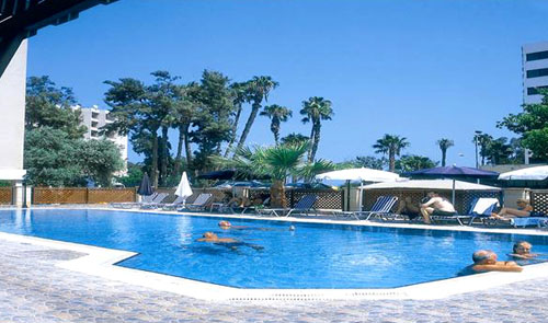 Бассейн отеля Kapetanios Limassol Hotel 3* (Капетаниос Лимассол Отель 3*) Фото отеля Kapetanios Limassol Hotel 3* (Капетаниос Лимассол Отель 3*)
