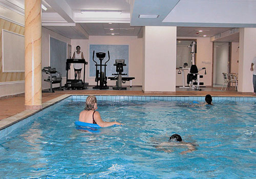 Крытый бассейн отеля Kapetanios Limassol Hotel 3* (Капетаниос Лимассол Отель 3*) Фото отеля Kapetanios Limassol Hotel 3* (Капетаниос Лимассол Отель 3*)