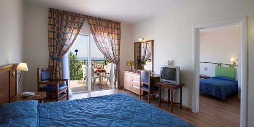 Номер Family Room отеля Cyprotel Faliraki Resort 4* (Кипротель Фалираки Резорт 4*) Фото отеля Cyprotel Faliraki Resort 4* (Кипротель Фалираки Резорт 4*)