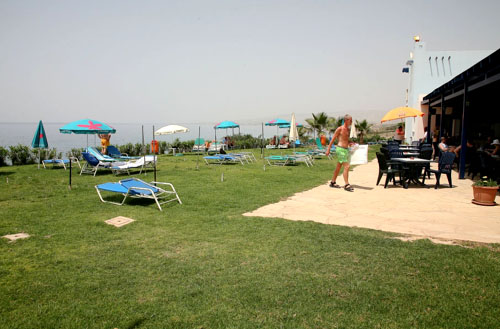 Лужайка отеля Eleni Holiday Village 4* (Елени Холидей Виладж 4*) Фото отеля Eleni Holiday Village 4* (Елени Холидей Виладж 4*)