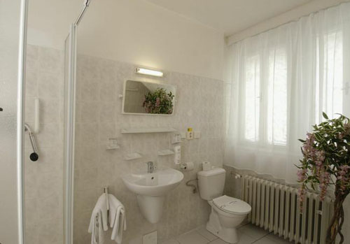 Ванная комната в номере отеля EA Hotel Esplanade I 3* (ЕА Отель Эспланада I 3*) Фото отеля EA Hotel Esplanade I 3* (ЕА Отель Эспланада I 3*)