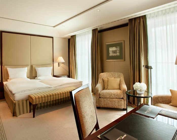 Номер Executive Room отеля Adlon Kempinski Berlin 5* (Адлон Кемпински Берлин 3*) Фото отеля Adlon Kempinski Berlin 5* (Адлон Кемпински Берлин 3*)