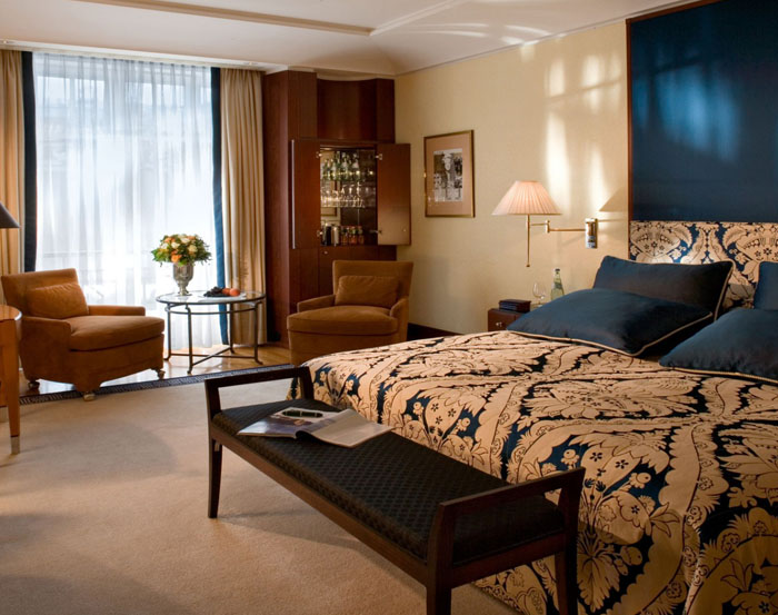 Номер Deluxe Room отеля Adlon Kempinski Berlin 5* (Адлон Кемпински Берлин 3*) Фото отеля Adlon Kempinski Berlin 5* (Адлон Кемпински Берлин 3*)