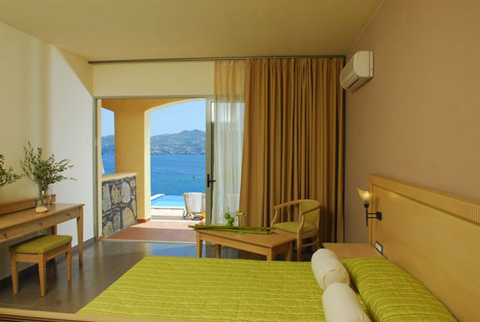 Номер Superior Room with Sharing Pool отеля Sea Side Resort & Spa 5* (Си Сайд Резорт энд Спа 5*) Фото отеля Sea Side Resort & Spa 5* (Си Сайд Резорт энд Спа 5*)