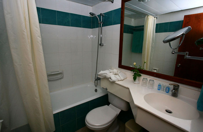 Ванная комната в номере отеля Akteon Holiday Village 4* (Актеон Холидей Виладж 4*) Фото отеля Akteon Holiday Village 4* (Актеон Холидей Виладж 4*)