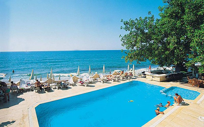 Бассейн отеля Gorgulu Kleopatra Beach Hotel 4* (Горгулу Клеопатра Бич Отель 4*) Фото отеля Gorgulu Kleopatra Beach Hotel 4* (Горгулу Клеопатра Бич Отель 4*)