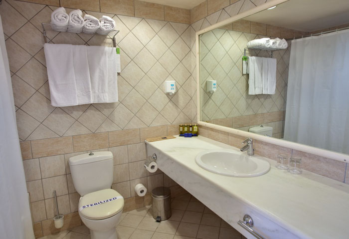 Ванная комната в номере отеля Zorbas Village & Aqua Park 4* (Зорбас Виладж энд Аквапарк 4*) Фото отеля Zorbas Village & Aqua Park 4* (Зорбас Виладж энд Аквапарк 4*)