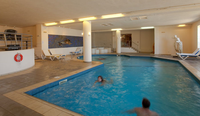 Крытый бассейн отеля Zorbas Village & Aqua Park 4* (Зорбас Виладж энд Аквапарк 4*) Фото отеля Zorbas Village & Aqua Park 4* (Зорбас Виладж энд Аквапарк 4*)