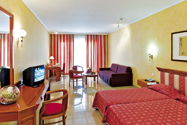 Номер Junior Suite отеля Kipriotis Village Resort 4* (Киприотис Вилладж Резорт 4*) Фото отеля Kipriotis Village Resort 4* (Киприотис Вилладж Резорт 4*)