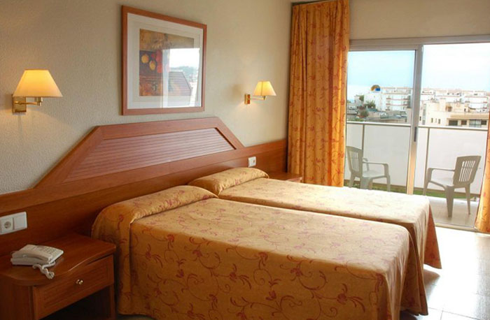 Номер отеля H.Top Royal Star Lloret 4* (Эйч Топ Роял Стар Ллорет 4*) Фото отеля H.Top Royal Star Lloret 4* (Эйч Топ Роял Стар Ллорет 4*)
