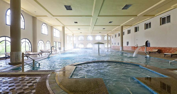 Крытый бассейн отеля Alassio Hotel & Thalasso 4* (Алассио Отель энд Талассо 4*) Фото отеля Alassio Hotel & Thalasso 4* (Алассио Отель энд Талассо 4*)