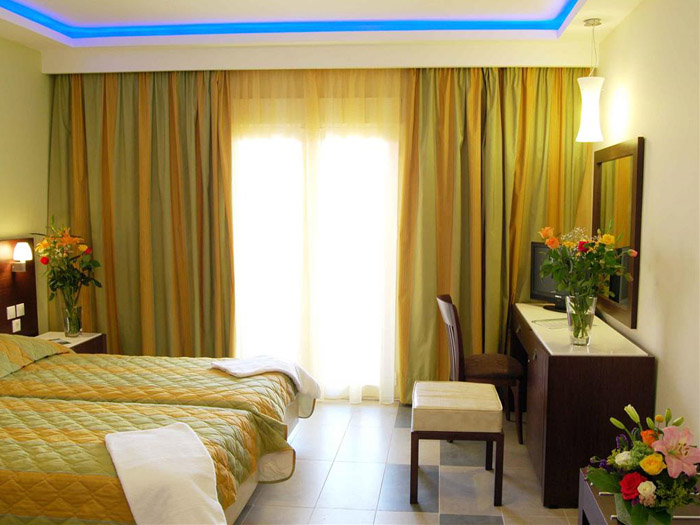 Номер отеля Majestic Hotel and Spa 4* (Маджестик Отель энд Спа 4*) Фото отеля Majestic Hotel and Spa 4* (Маджестик Отель энд Спа 4*)