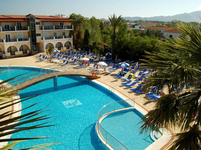 Бассейн отеля Majestic Hotel and Spa 4* (Маджестик Отель энд Спа 4*) Фото отеля Majestic Hotel and Spa 4* (Маджестик Отель энд Спа 4*)