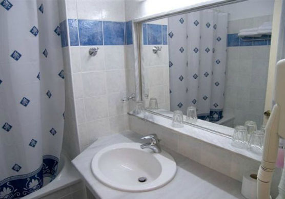 Ванная комната в номере отеля Alexandros Hotel 4* (Александрос Отель 4*) Фото отеля Alexandros Hotel 4* (Александрос Отель 4*)