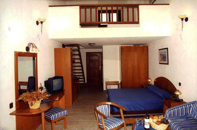Номер Junior Suite (Maisonette) отеля Aristoteles Holiday Resort & Spa 4* (Аристотель Холидей Ресорт энд Спа 4*) Фото отеля Aristoteles Holiday Resort & Spa 4* (Аристотель Холидей Ресорт энд Спа 4*)