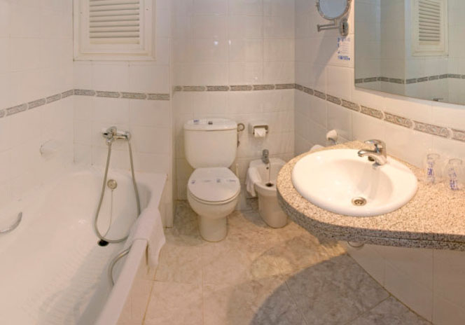 Ванная комната в номере отеля Costa Brava Hotel 3* (Коста Брава Отель 3*) Фото отеля Costa Brava Hotel 3* (Коста Брава Отель 3*)