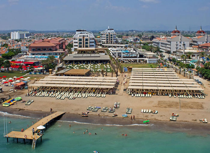 Пляж отеля Crystal Waterworld Resort & Spa 5* (Кристал Вотерволд Резорт энд Спа 5*) Фото отеля Crystal Waterworld Resort & Spa 5* (Кристал Вотерволд Резорт энд Спа 5*)