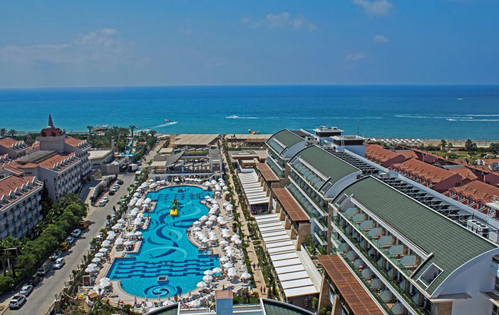 Бассейн отеля Crystal Waterworld Resort & Spa 5* (Кристал Вотерволд Резорт энд Спа 5*) Фото отеля Crystal Waterworld Resort & Spa 5* (Кристал Вотерволд Резорт энд Спа 5*)