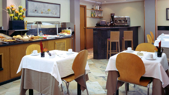 Ресторан отеля Catalonia Albeniz 3* (Каталония Албениз 3*) Фото отеля Catalonia Albeniz 3* (Каталония Албениз 3*)