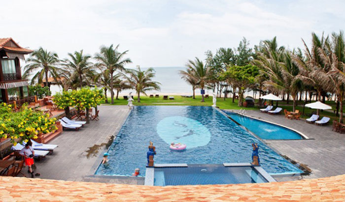 Бассейн отеля Sandhills Beach Resort & Spa 4* (Сандхилс Бич Резорт энд Спа 4*) Фото отеля Sandhills Beach Resort & Spa 4* (Сандхилс Бич Резорт энд Спа 4*)